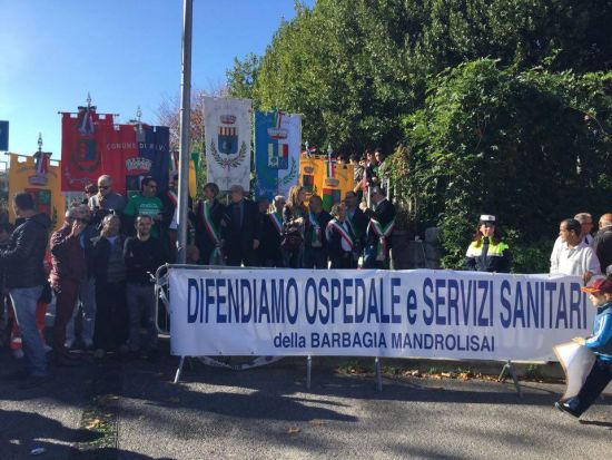 sorgono-2-mila-persone-in-piazza-and-ldquo-non-toccate-il-san-camillo-and-rdquo