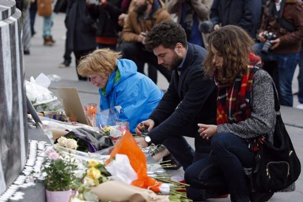 attentato-a-parigi-fiori-davanti-al-consolato-francese