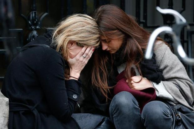 parigi-l-and-rsquo-universit-and-agrave-si-ferma-per-un-minuto