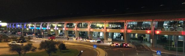 solidariet-and-agrave-parigi-aeroporto-elmas-illuminato-col-tricolore-francese