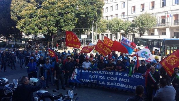 alcoa-scoppia-protesta-in-citt-and-agrave-traffico-bloccato-in-via-roma