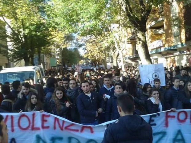 corteo-studenti-e-canti-a-tenores-contro-guerra-e-violenza