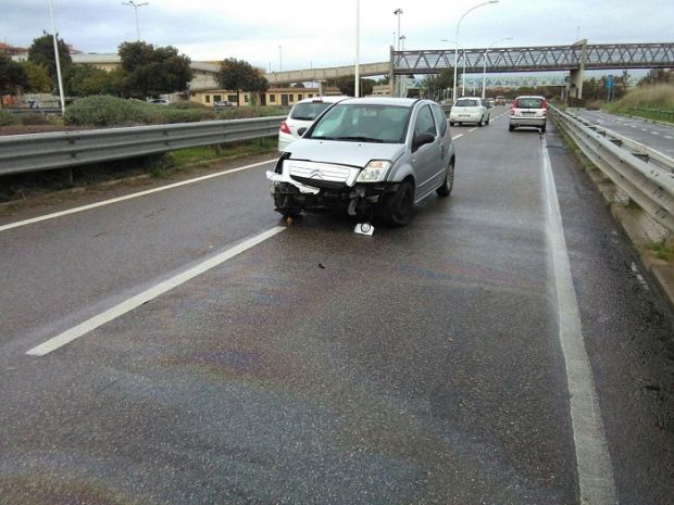 scoppiano-pneumatici-auto-contro-guard-rail