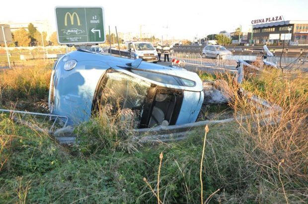incidente-sull-asse-mediano-auto-esce-di-strada-e-si-ribalta