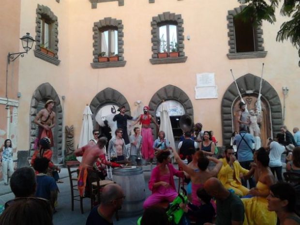 rubate-installazioni-teatro-di-strada