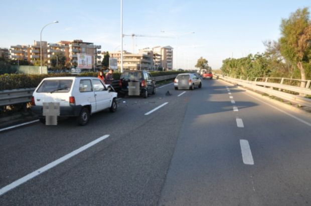 auto-pirata-tamponamento-a-catena-sull-and-rsquo-asse-mediano