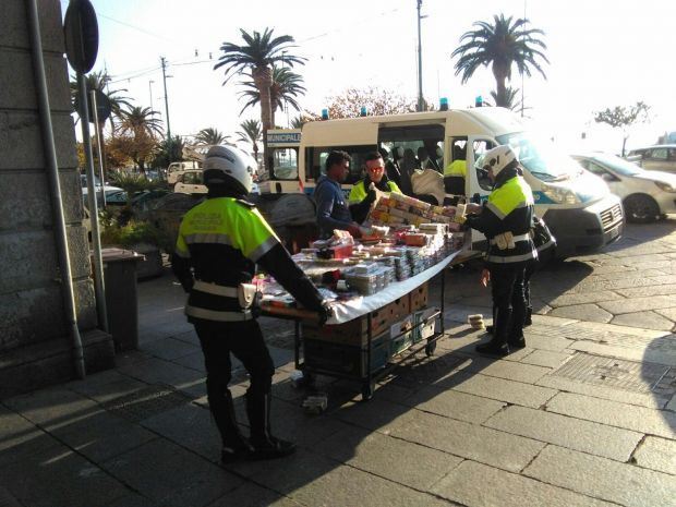 ambulanti-tra-largo-e-via-roma-sequestri-e-denunce