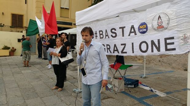 noi-con-salvini-militanti-distribuiscono-simboli-natalizi