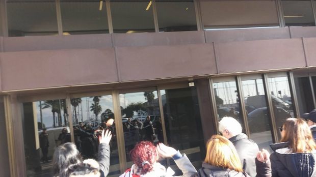 Lavoratori mobilità: uova contro Consiglio lavoratori-mobilit-and-agrave-uova-contro-consiglio