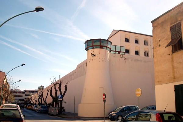 vescovo-apre-porta-santa-in-carcere