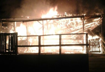 fuoco-in-spiaggia-distrutto-un-chiosco