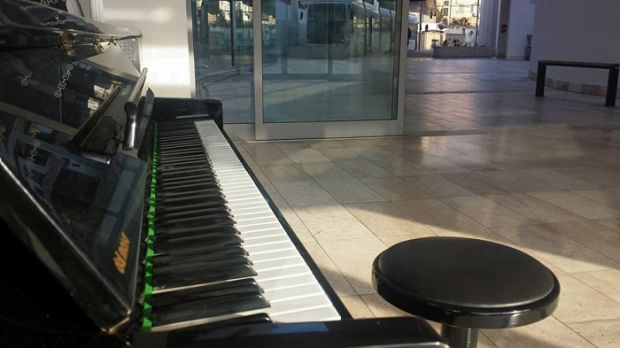 metro-riparato-il-pianoforte-vandalizzato