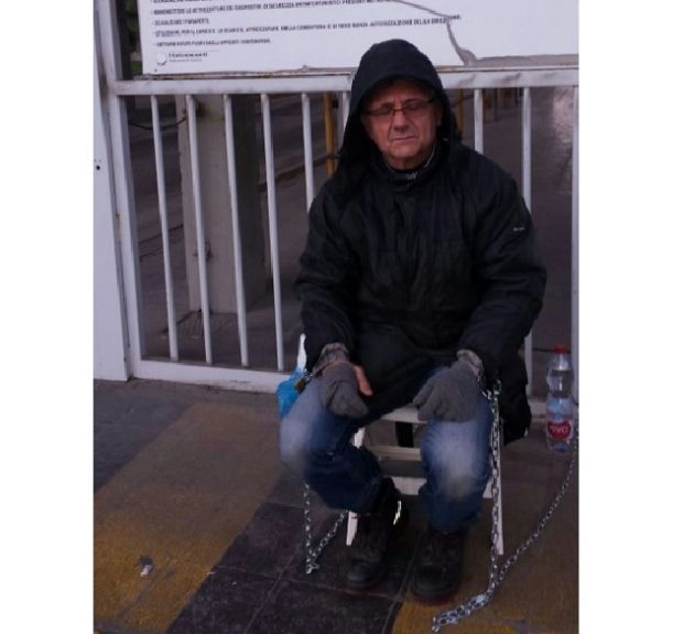 operaio-incatenato-a-natale-donato-casco-alcoa