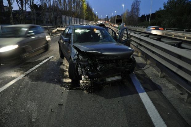 senza-patente-perde-il-controllo-dell-and-rsquo-auto-e-si-schianta-nell-and-rsquo-asse-mediano