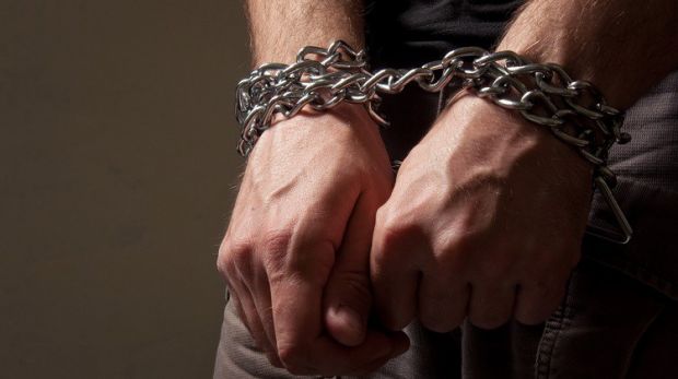 sacerdozio-negato-si-incatena-davanti-alla-diocesi