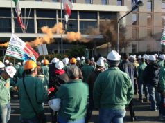 L’operaio col megafono saluta il sindacato eurallumina-c-and-egrave-l-ok-stabilimento-portovesme-pu-and-ograve-riaprire