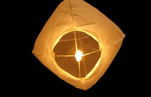 lanterna-volante-cade-su-auto-e-prende-fuoco