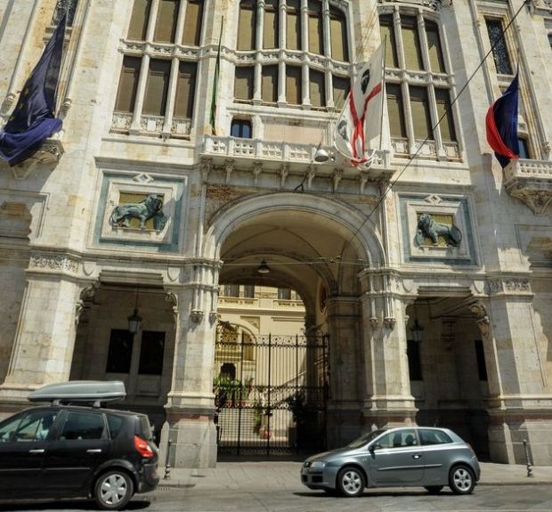 12-anni-senza-casa-si-incatena-al-comune