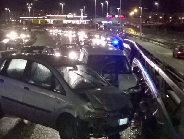 Auto contro autocarro auto-contro-autocarro-paura-su-asse-mediano