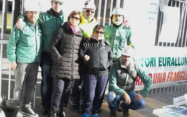 operaio-incatenato-arriva-eurallumina