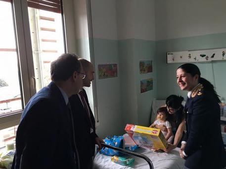 doni-della-polizia-ai-bimbi-dell-and-rsquo-ospedale