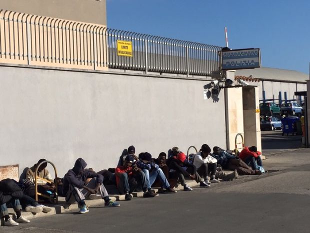 protesta-migranti-bus-li-riporta-nel-sulcis