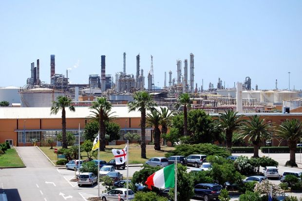 Eni eni-via-a-tavolo-versalis-protesta-sotto-mise