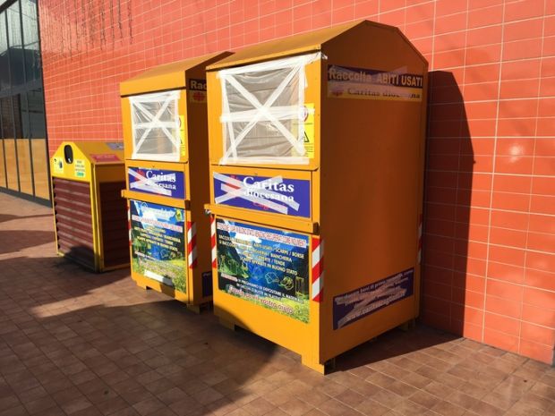 scandalo-abiti-caritas-indumenti-in-deposito