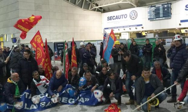 alcoa-furia-operai-all-and-rsquo-aeroporto-and-ldquo-renzi-burattino-and-rdquo