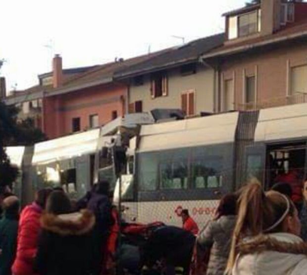 scontro-tra-due-metro-a-pirri-30-feriti-foto-video