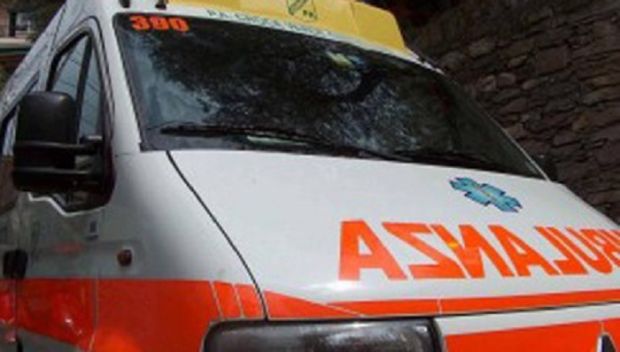 Auto si ribalta auto-si-ribalta-la-abbandona-e-va-a-piedi