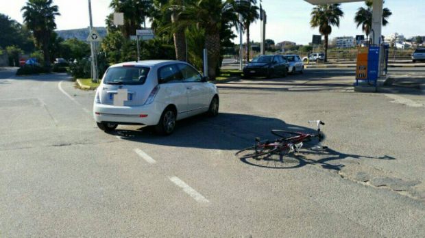 auto-contro-bici-al-poetto-ferito-un-ciclista