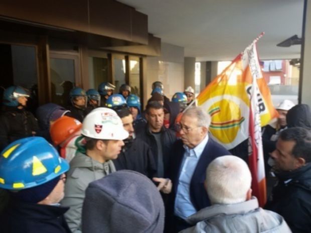 alcoa-catena-umana-intorno-al-palazzo-consiglieri-regionali-restano-fuori