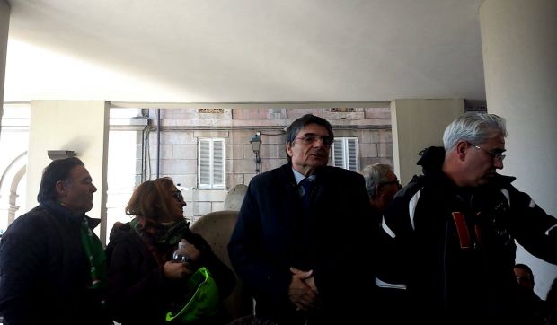 Alcoa alcoa-ganau-and-ldquo-governo-dia-risposte-and-rdquo-e-operai-cantano-and-quot-parole-parole-parole-and-quot