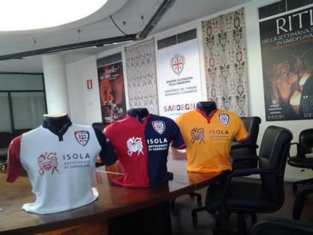 sponsor-sulle-maglie-cagliari-e-regione-di-nuovo-insieme