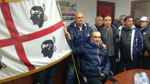 carbonia-operai-edili-occupano-sede-area