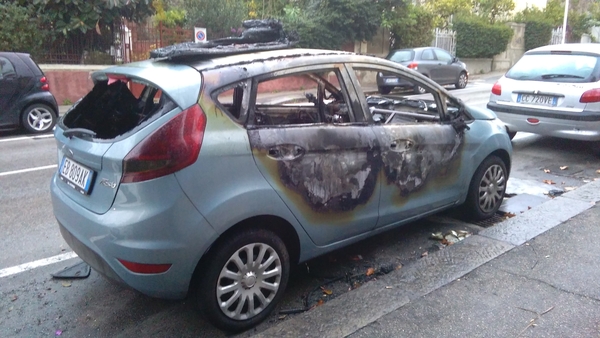 via-don-bosco-and-ldquo-relitto-in-strada-da-un-mese-and-rdquo