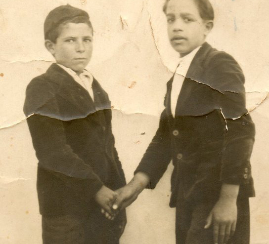 una-stretta-di-mano-e-il-giorno-della-memoria