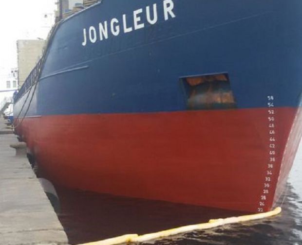 chiazza-gasolio-in-mare-allarme-inquinamento-a-portovesme
