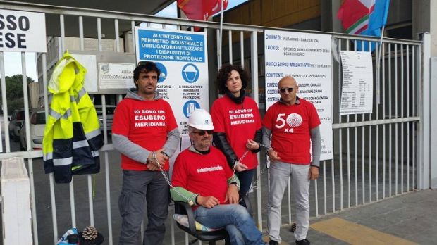 italcementi-stop-protesta-operaio-incatenato