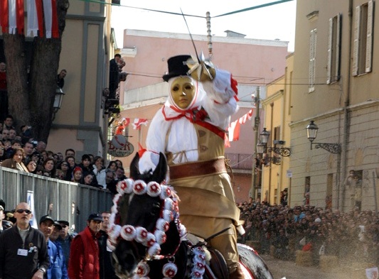 sartiglia-al-via-incognite-pioggia-e-code