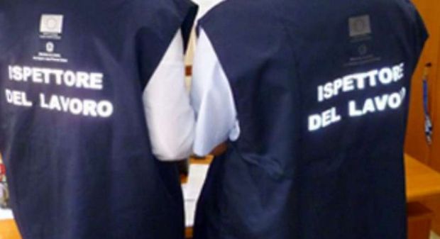 Tre lavoratori in nero su 6: sospesa attività tre-lavoratori-in-nero-su-6-sospesa-attivit-and-agrave