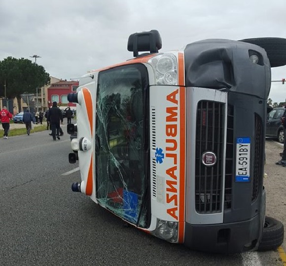 Assemini assemini-incidente-sulla-130-ambulanza-si-ribalta