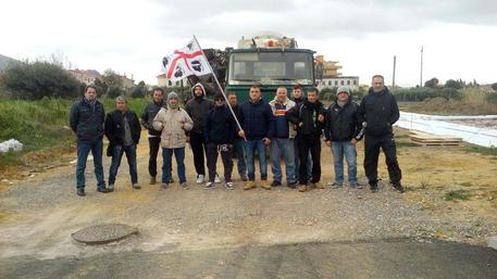 carbonia-disoccupati-occupano-cantiere-area