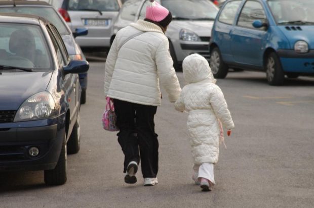 mamma-e-bimba-senza-tetto-sos-a-regione-e-comune