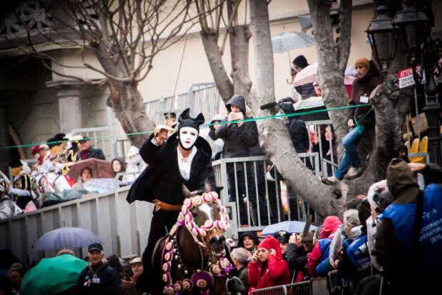 carnevale-la-pioggia-e-la-morte-di-un-cavallo-condizionano-la-sartiglia