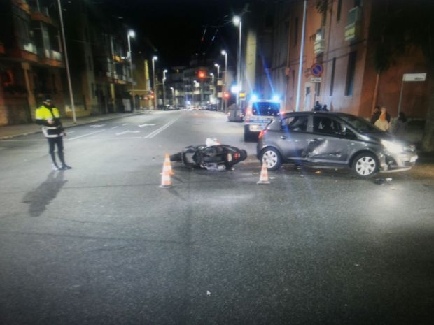 via-della-pineta-auto-contro-moto-ferito-centauro