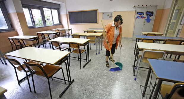 scuola-lavoratori-pulizie-in-presidio-in-citt-and-agrave