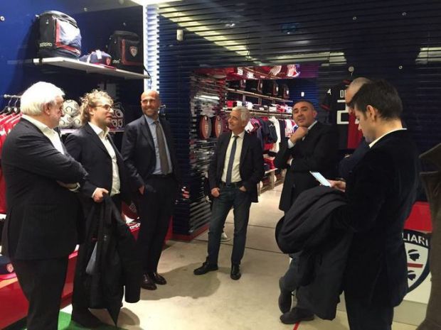 sottosegretario-lotti-in-visita-allo-store-del-cagliari