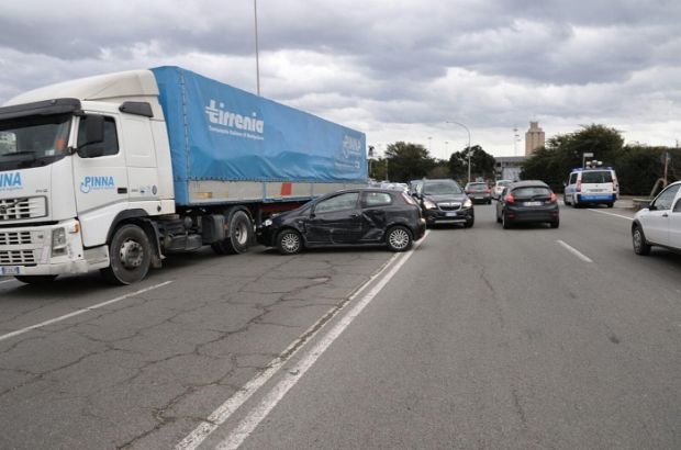 Trattore stradale contro auto sulla 195: 3 feriti trattore-stradale-contro-auto-sulla-195-3-feriti